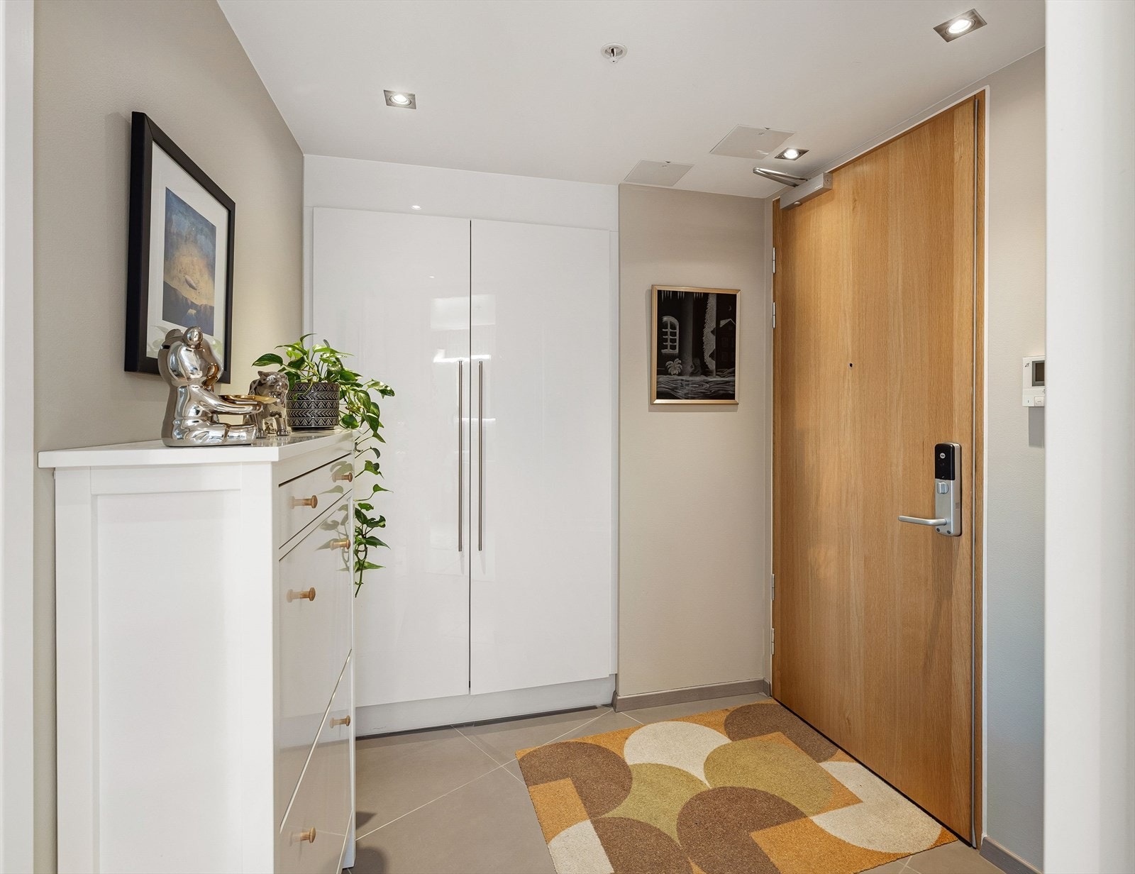 Lys entré med tilknyttet garderobe for praktisk oppbevaring av yttertøy. Leiligheten er utstyrt med Yaledoorman og dørcalling med kamera. Galleribilde