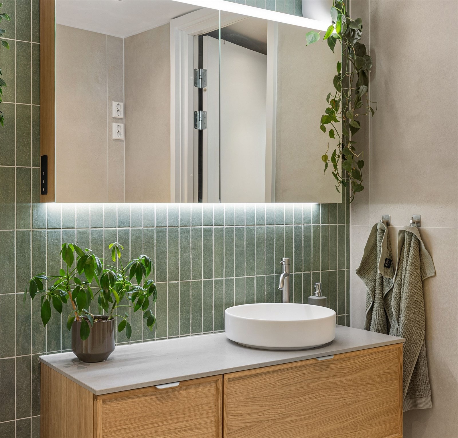 Delikat innredning fra INR - Iconic Nordic Rooms, samt vegghengt toalett og tidløse flisvalg. Galleribilde