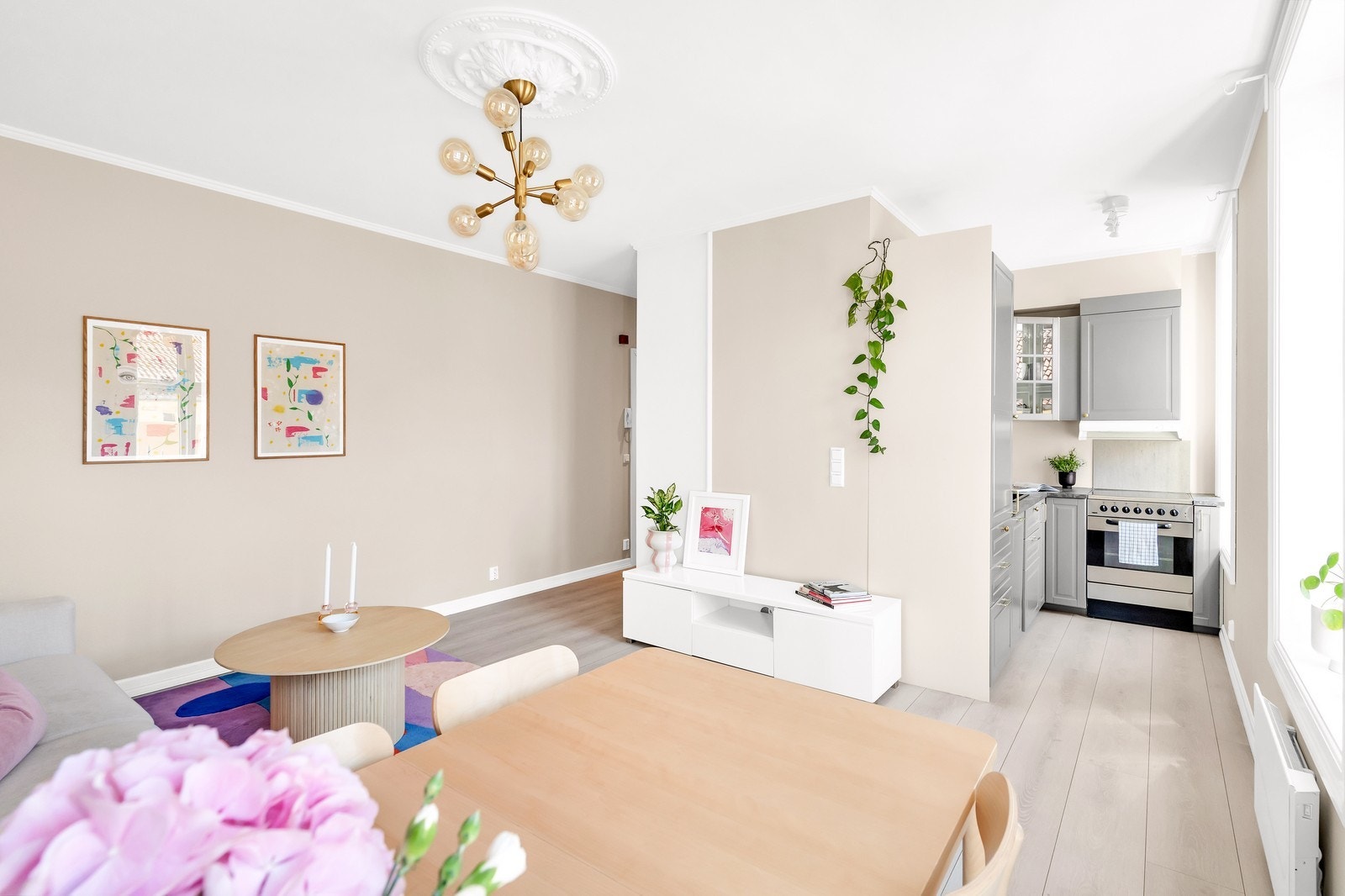 Stue og kjøkken er i åpen løsning, som legger godt til rette for hyggelige, sosiale sammenkomster Galleribilde