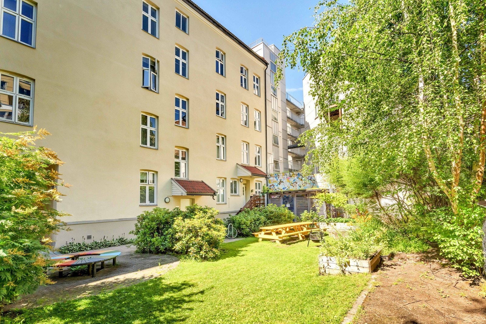 Flott, avlåst bakgård med store grøntormrådet Galleribilde