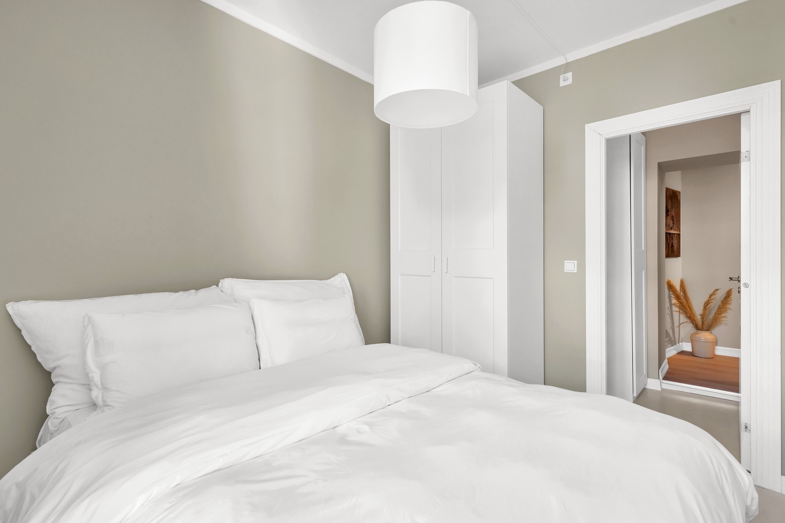 Soverom med garderobeskap Galleribilde