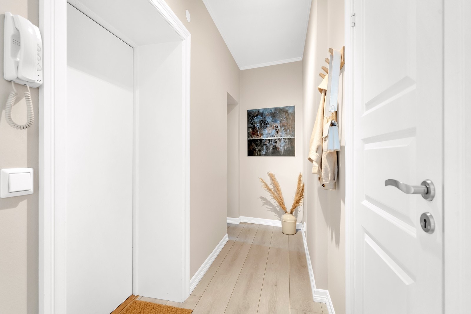 Innbydende entré som gir et godt førsteinntrykk når du kommer inn i boligen Galleribilde