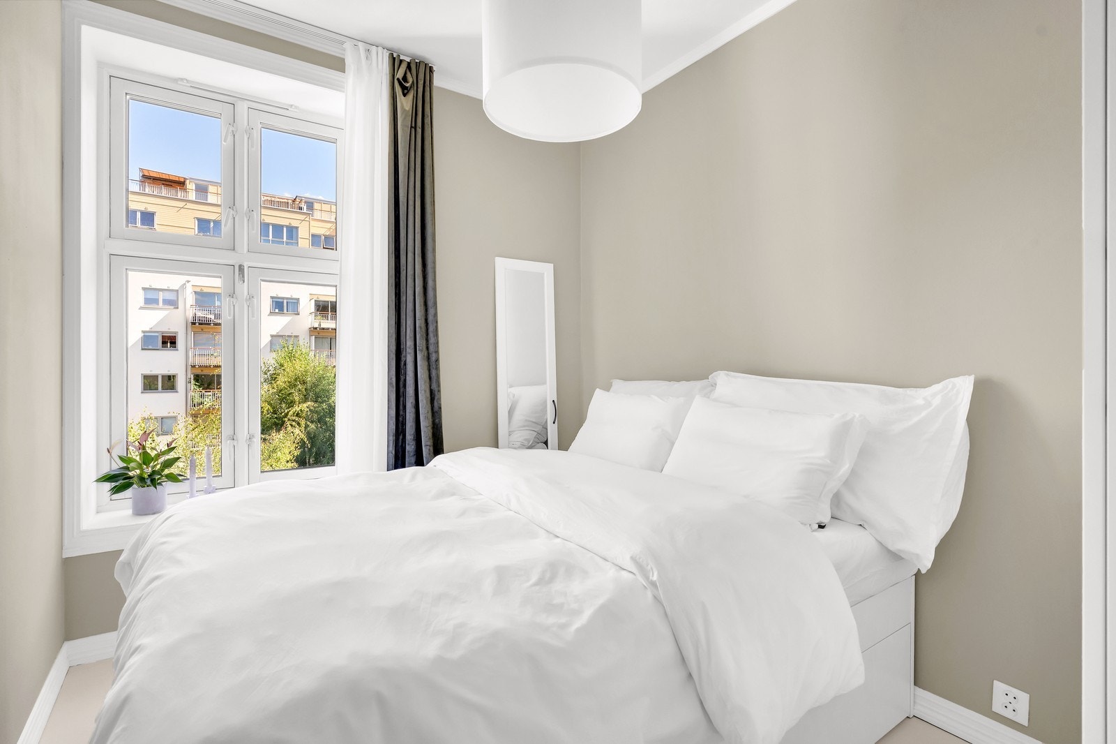 Soverommet vender inn mot bakgård Galleribilde