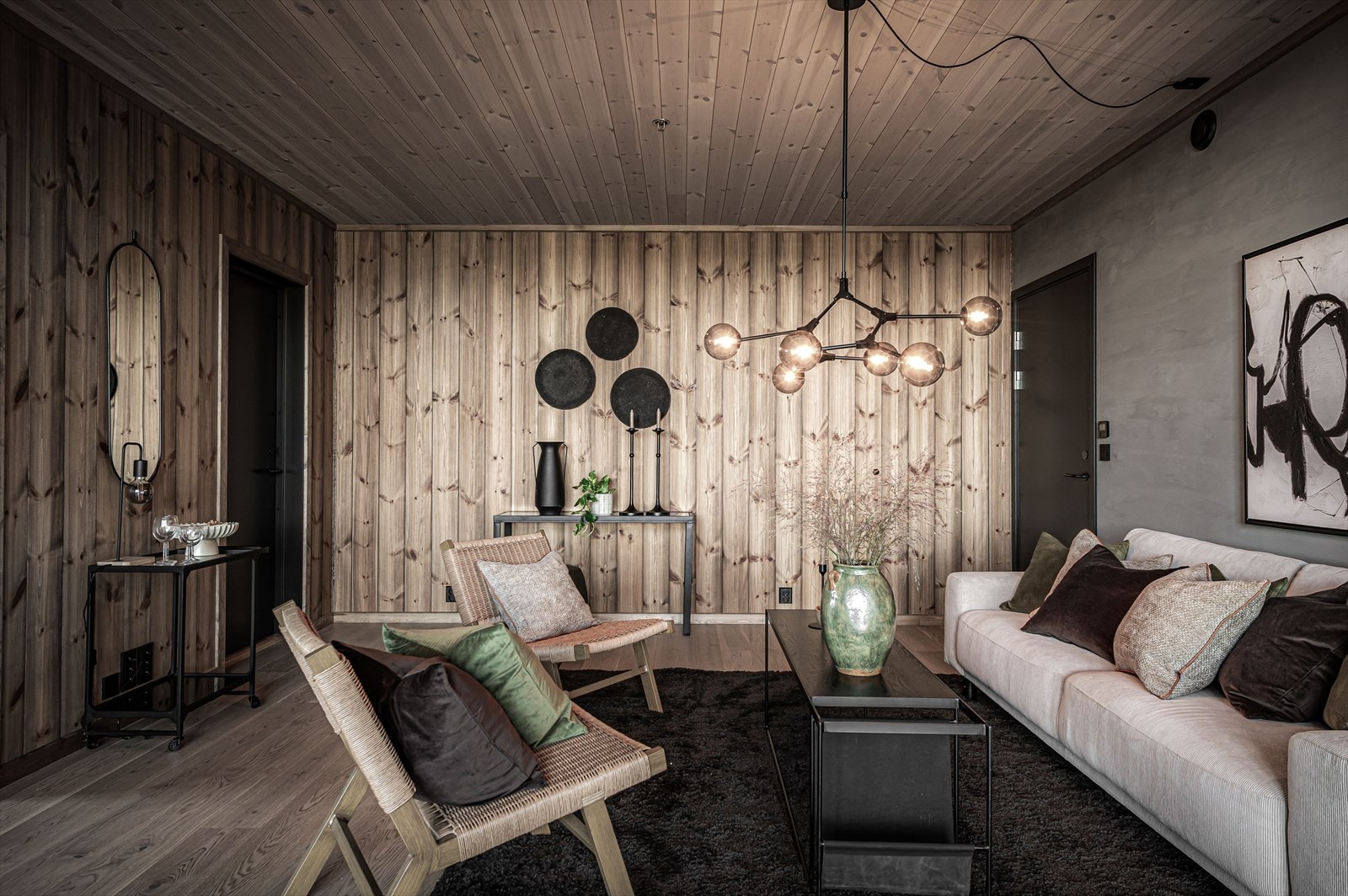 Planløsninger åpner opp for flere sosiale soner og har rikelig plass til sofagruppe. Galleribilde