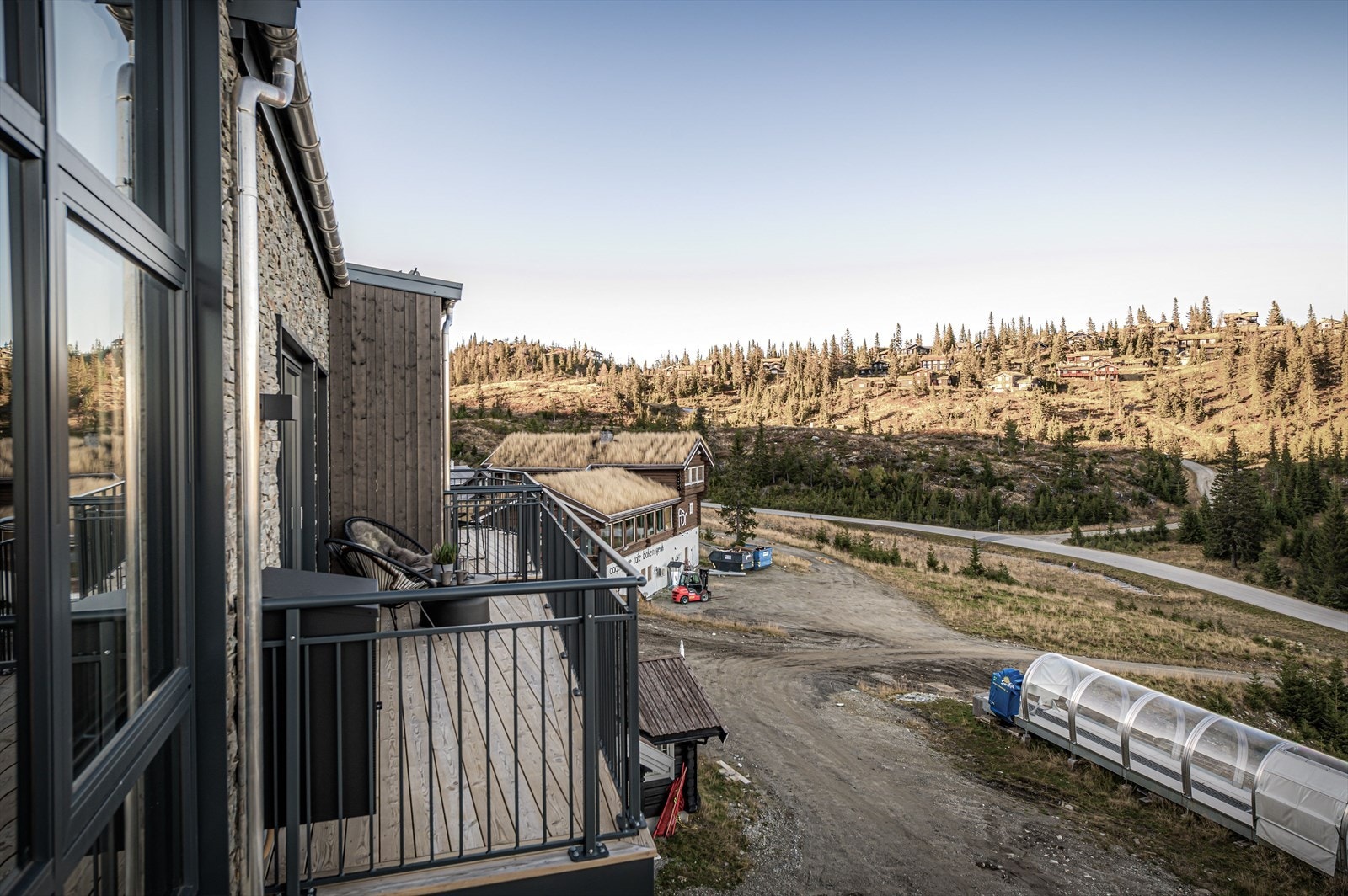 Leilighetene ligger like ved serveringssteder, matbutikk og Gudbrandsgard hotell Galleribilde