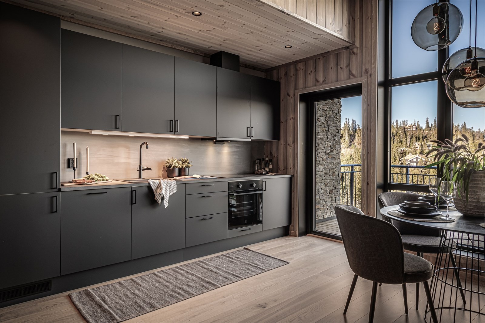 Innredningen er fint utbygd med hensyn til skap og benkeplass, og gjør det lett å tilberede mange hyggelige hyttemiddager i en sosial setting. Galleribilde