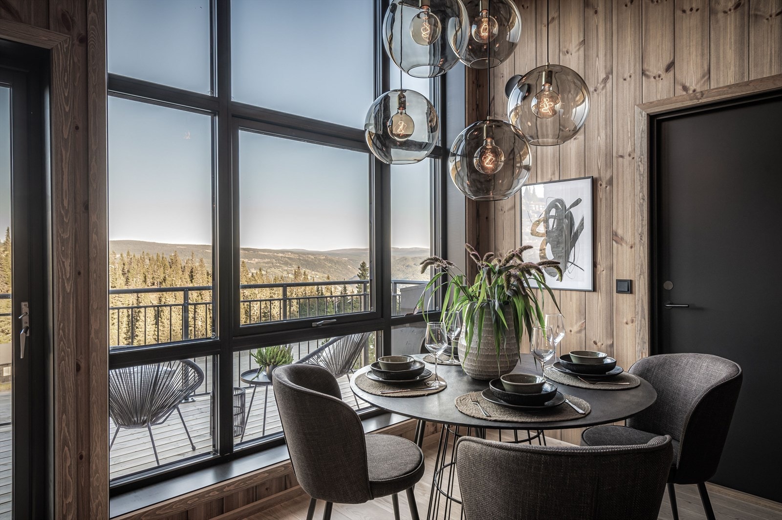 De store vindusflatene som går fra gulv til tak gir en følelse av å få naturen inn i stua. Galleribilde