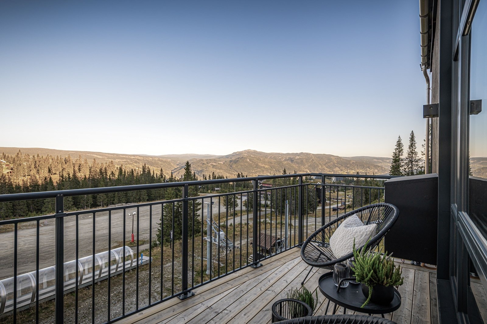 Fra kjøkkenet har man tilgang til en nordøst vendt terrasse med utsikt mot alpinbakken. Bildene er tatt fra toppleiligheten. Galleribilde