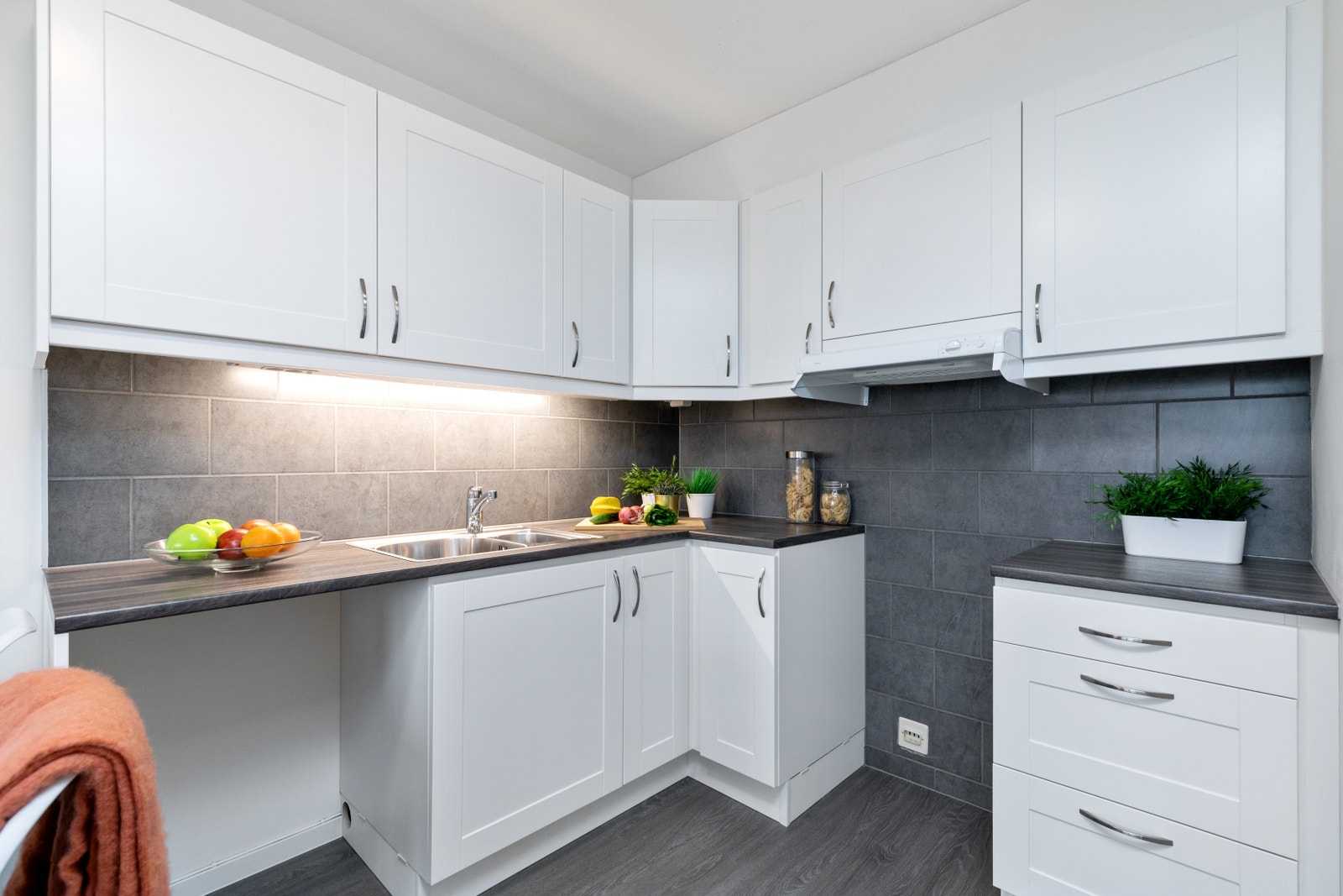 Nyere kjøkken leveres med kjøl/frys, komfyr, oppvaskmaskin Galleribilde