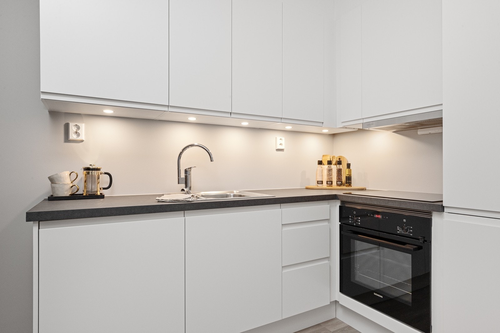 Kjøkkenet er utstyrt med integrerte hvitevarer for et stilrent uttrykk. Galleribilde