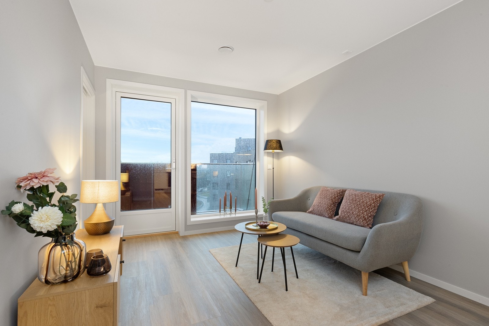 Store vindusflater slipper inn rikelig med dagslys og bidrar til en lys og trivelig stue. Galleribilde