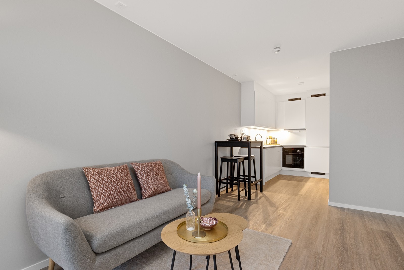 Den åpne løsningen mellom stue og kjøkken understreker leilighetens moderne standard. Galleribilde