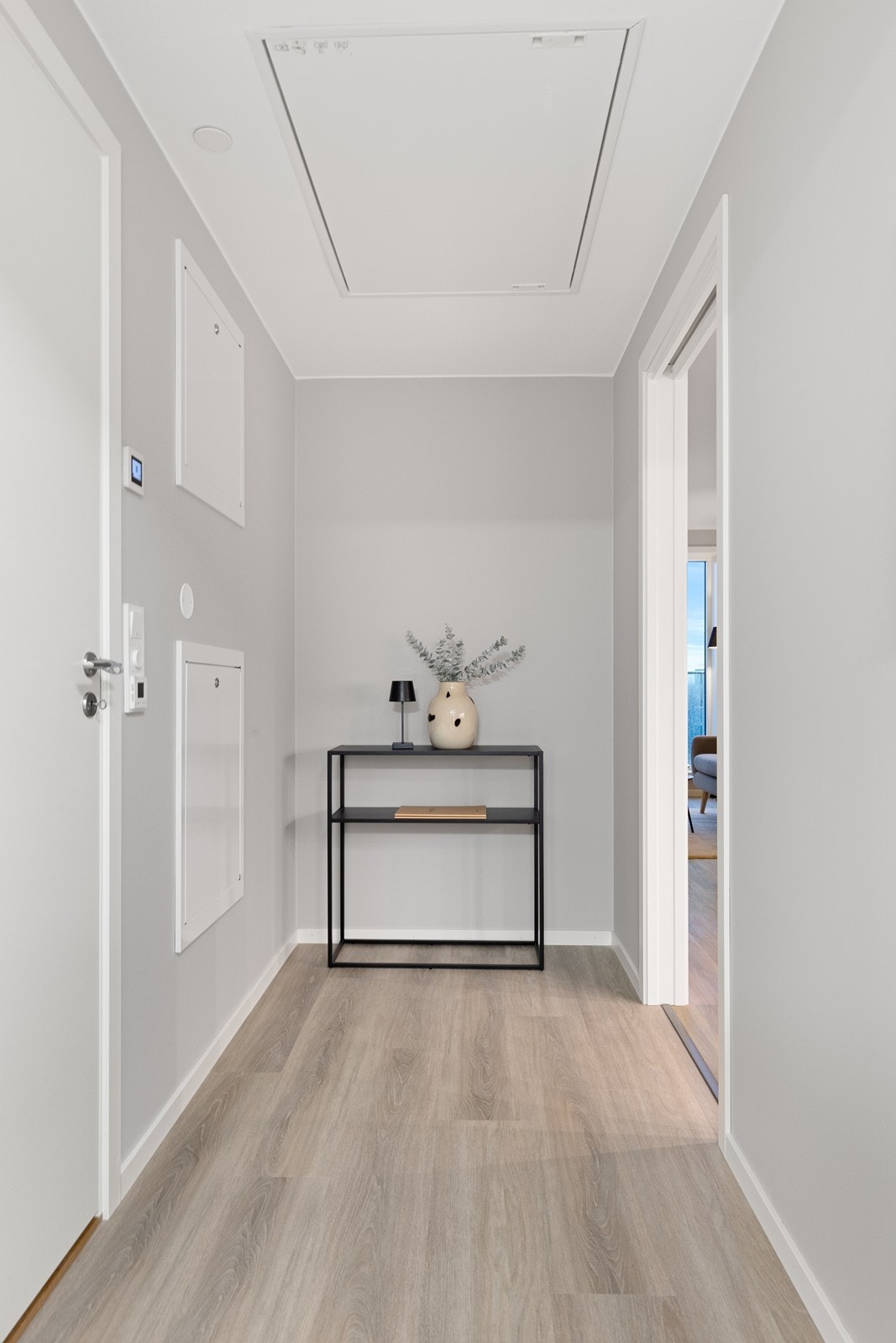 Velkommen inn i en lys entré. Her er det vannbåren gulvvarme som gir en jevn og behagelig temperatur. Galleribilde