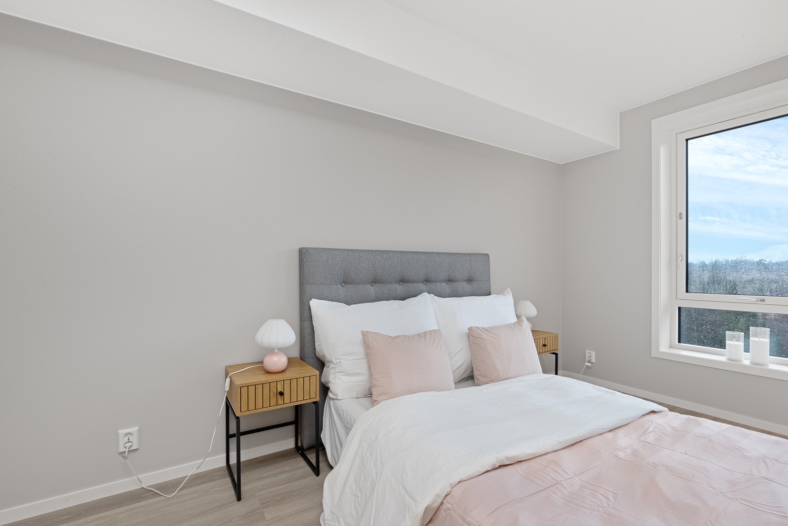 Soverommet er av god størrelse med plass til dobbeltseng og nattbord. Galleribilde