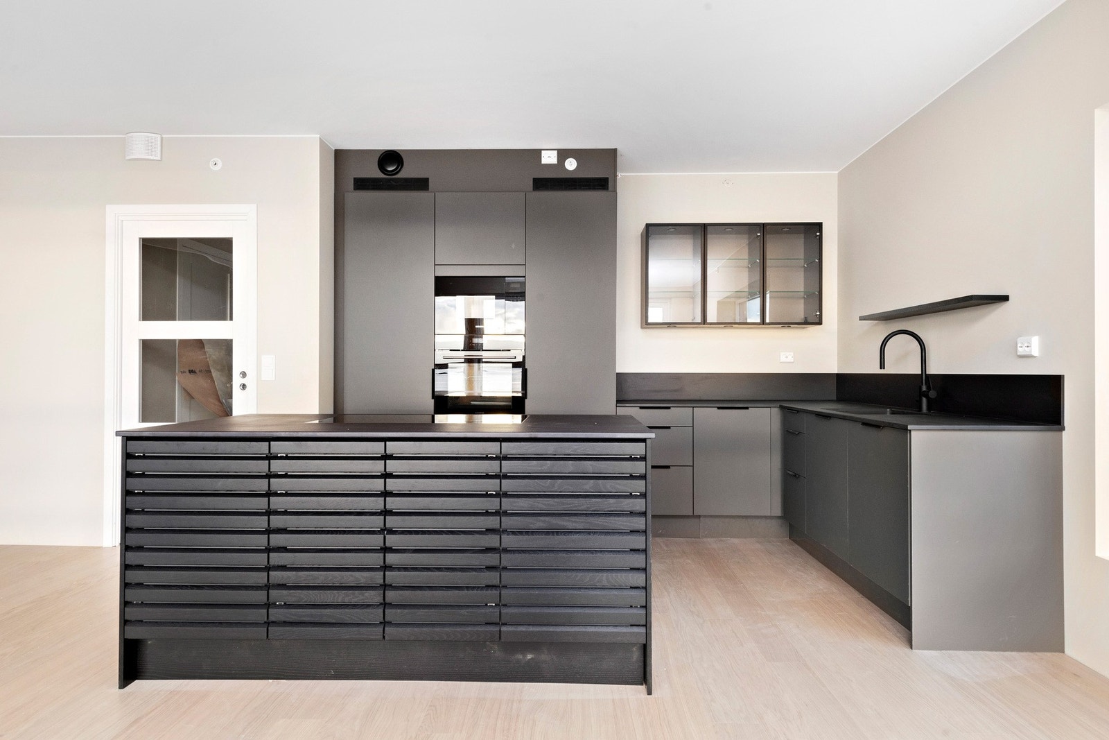 Kjøkkenet har hel kjøl og hel frys, panorama platetopp m/ventilasjon. Galleribilde