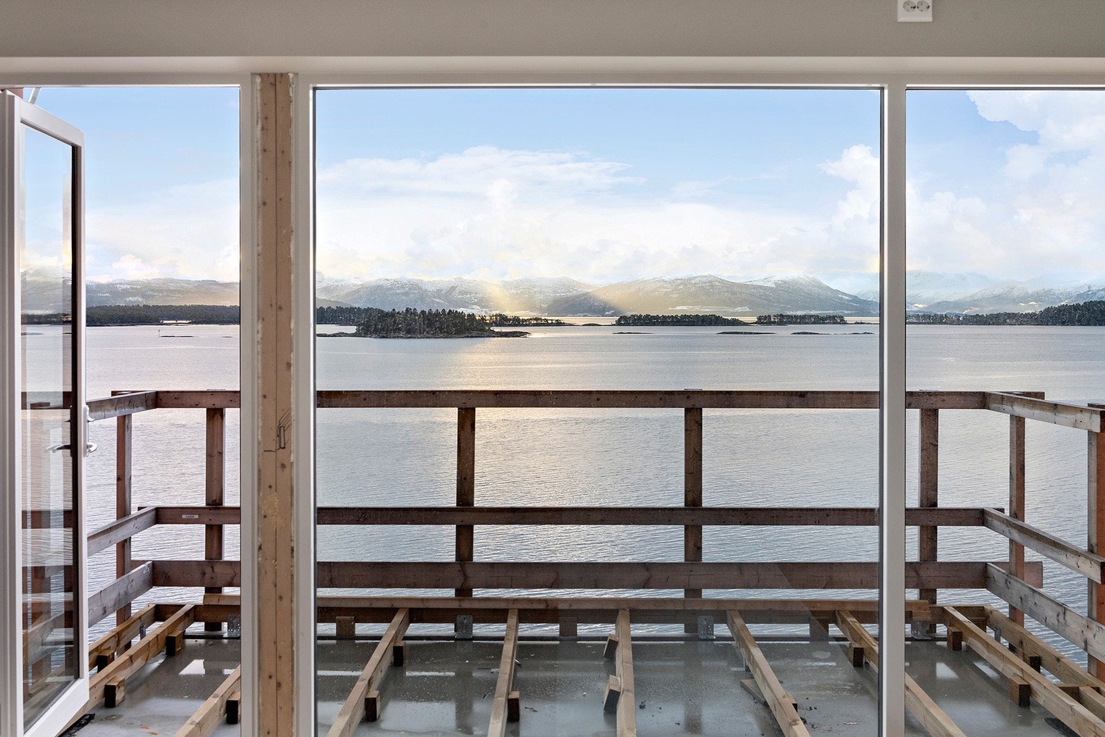 Panorama utsikt over Moldefjorden. Her kommer det glass-rekkverk for å ikke ødelegge utsynet. Illustrasjons bilder kan en se på Grand Fiære sine nettsider. Galleribilde