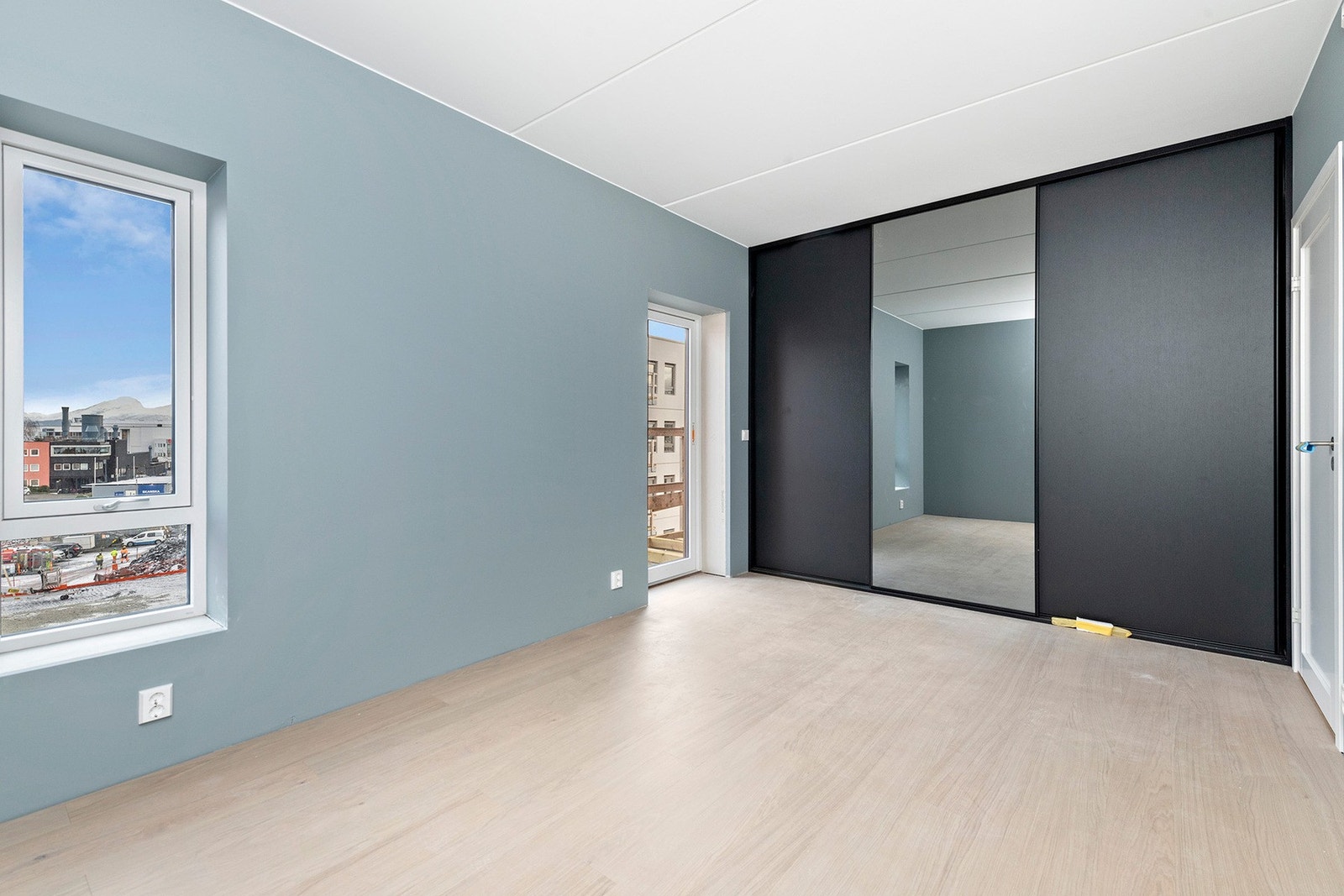 Hovedsoverommet har stort skyvedørsgarderobe med speil og utgang til egen lufte veranda. Galleribilde