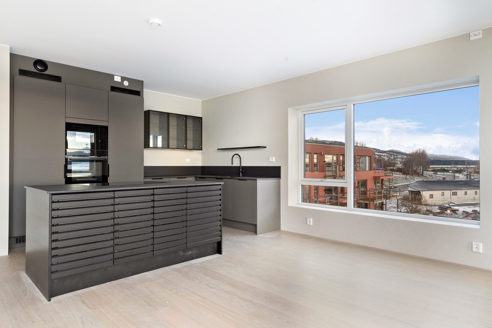 Kjøkken fra HTH med god skapplass og stor kjøkken-øy. Galleribilde