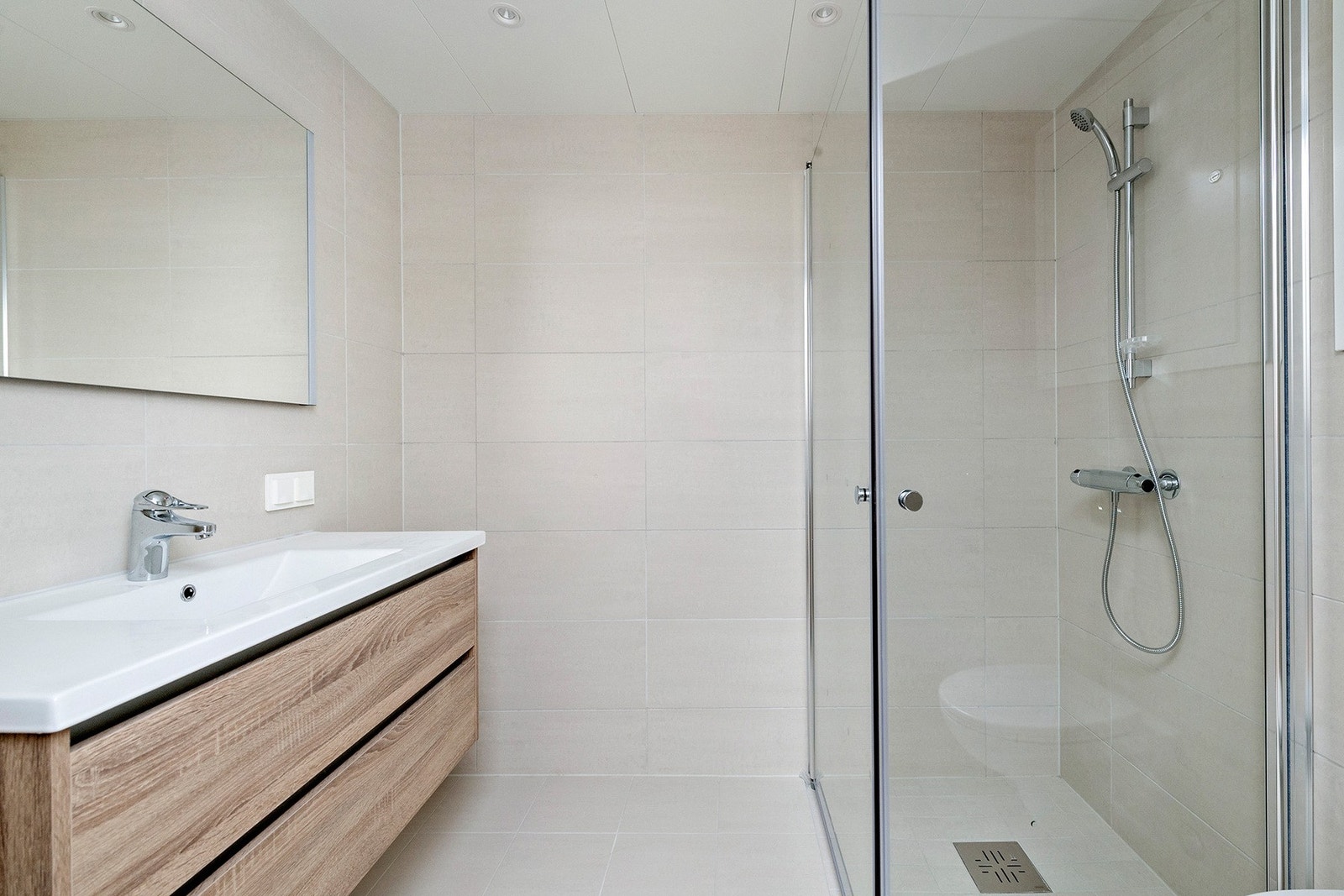 Leiligheten har 2 bad og separat vaskerom Galleribilde