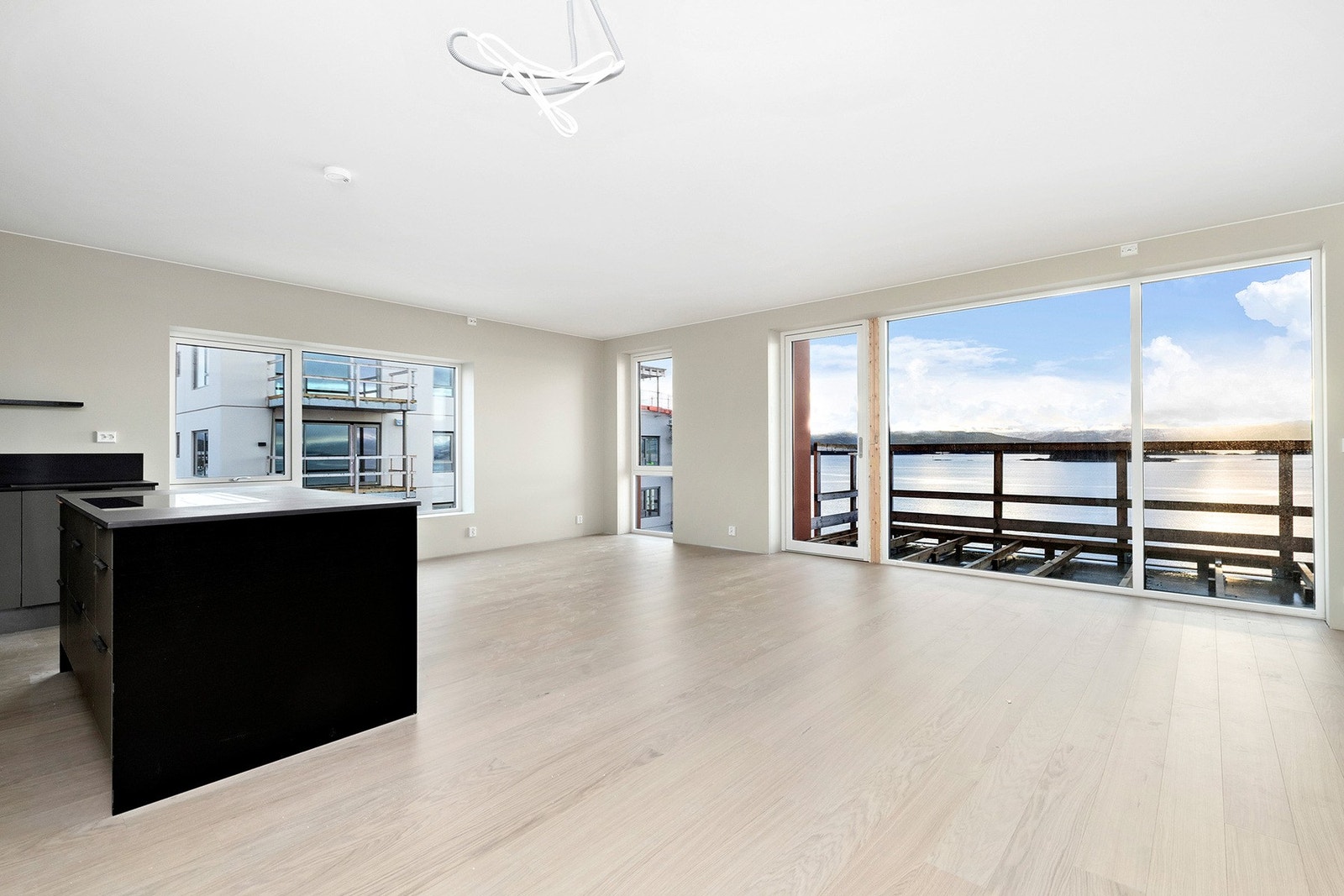 Tilkomst fra stue til veranda. Her kommer det glass-rekkverk og terrassebord. Dette ferdigstilles før overtakelse. Galleribilde