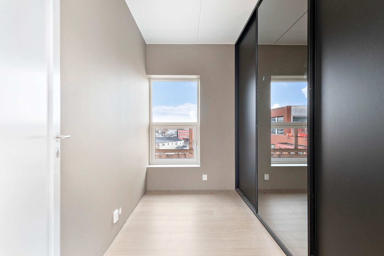 Soverom 3 med stor skyvedørsgarderobe med speil. Galleribilde