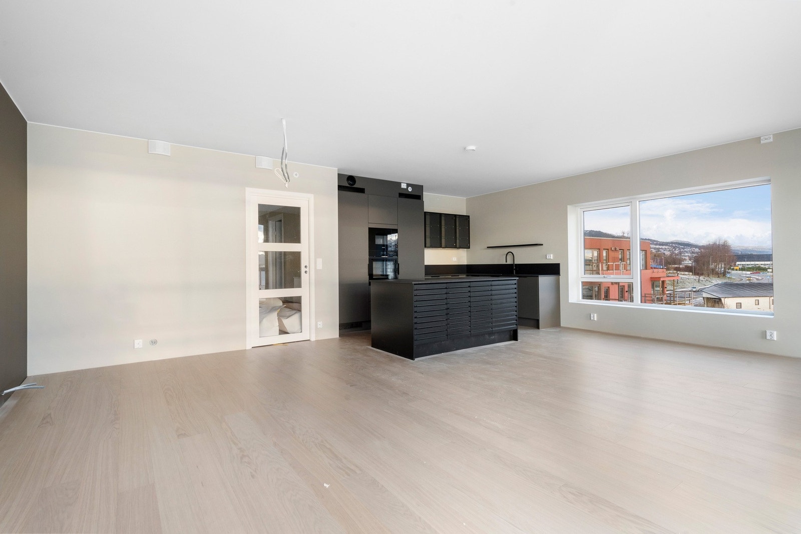 Dør mellom gang og stue/kjøkken løsning. Galleribilde