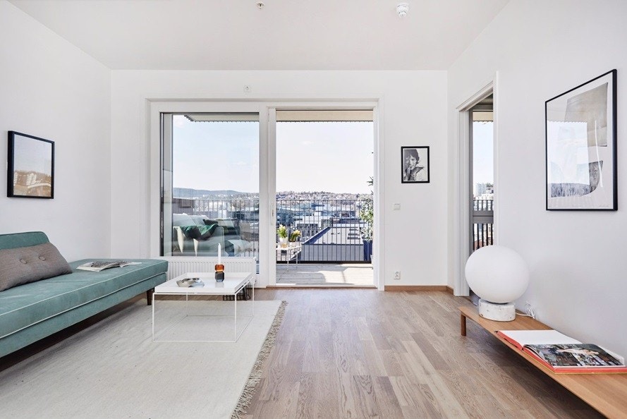 Praktisk planløsning, god plass til både sofa og spisebord. Galleribilde