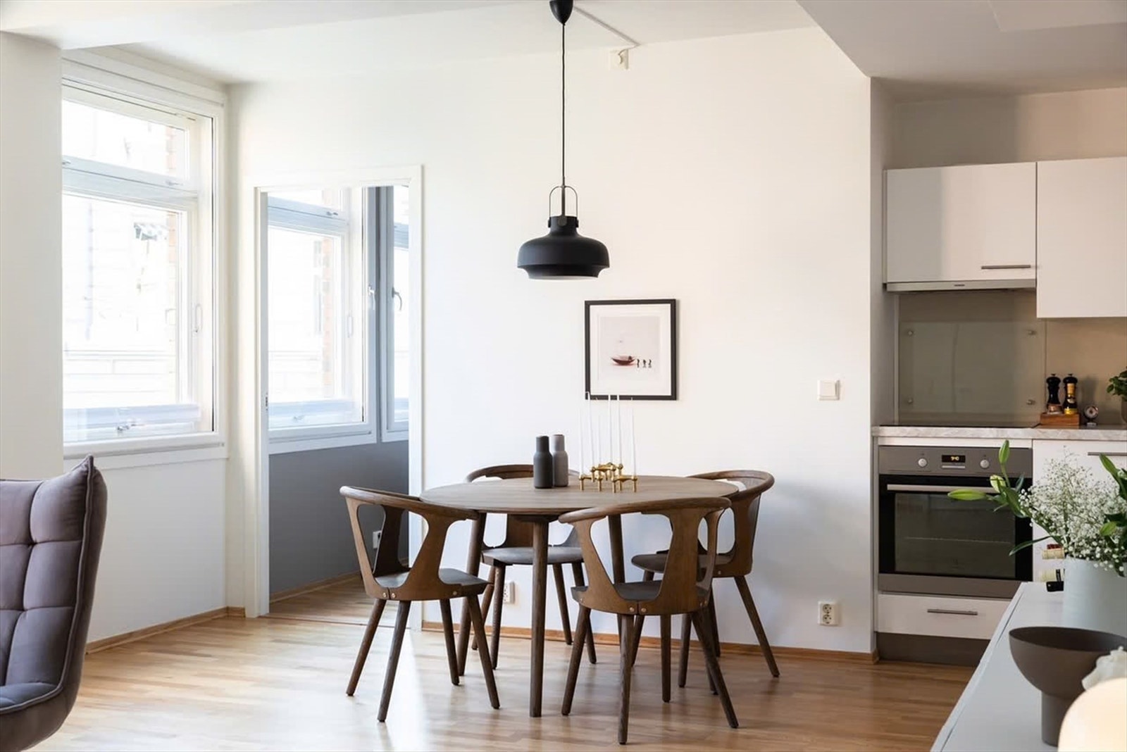 God plass til spisegruppe i stuen. Galleribilde