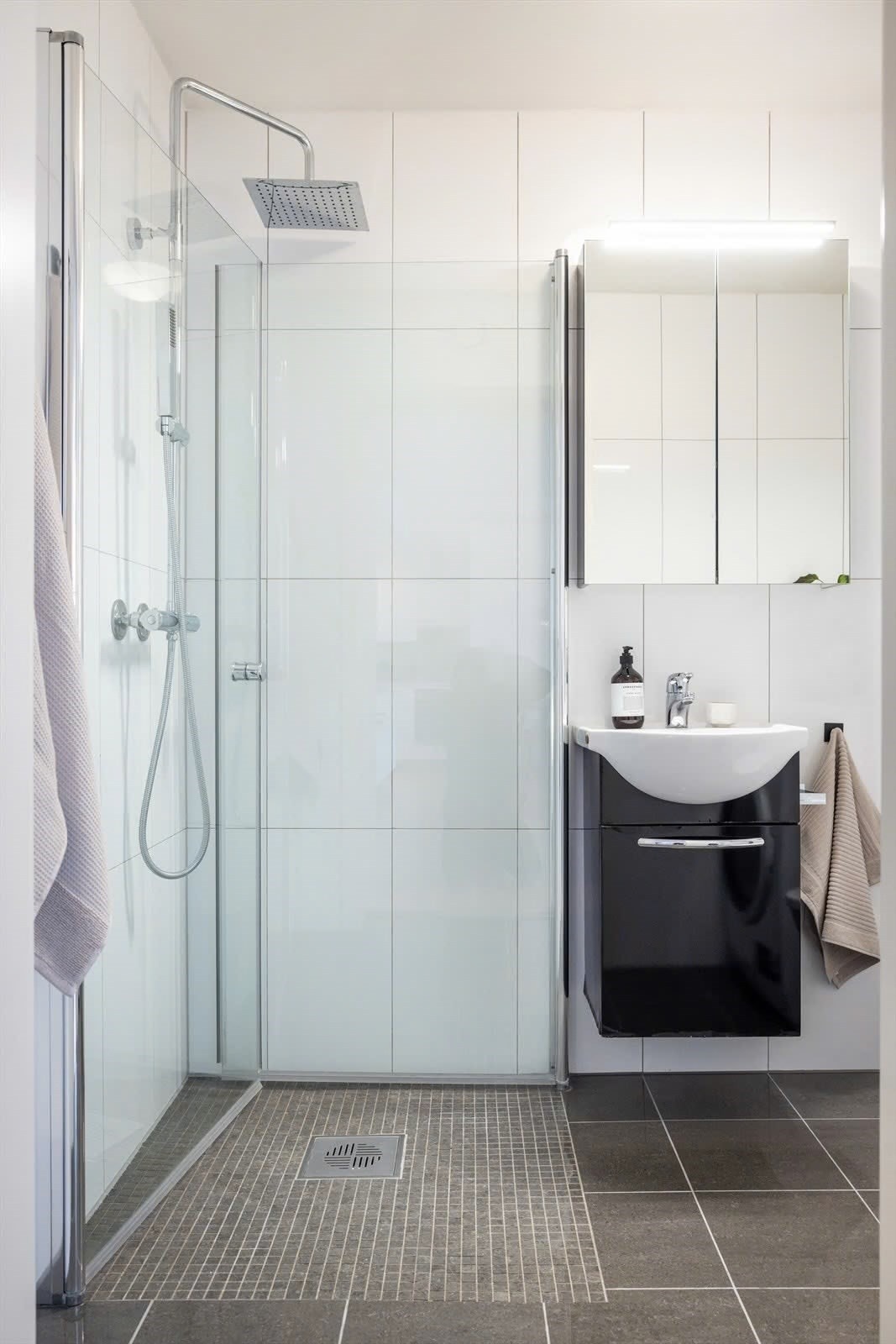 Moderne detaljer på badet som rainshower-dusj, nyere speilskap og vegghengt toalett. Galleribilde