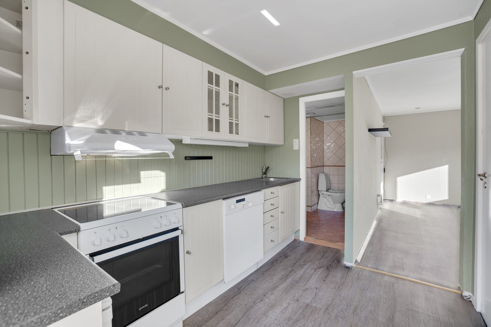 Lyst og romslig kjøkken. Galleribilde