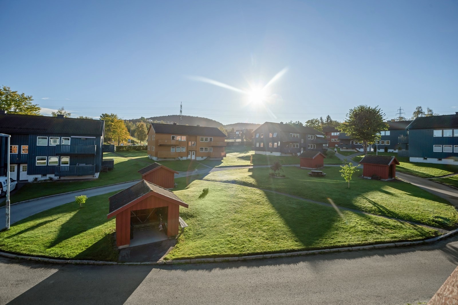 Idyllisk boligområde med solrik beliggenhet, grønne fellesområder. Galleribilde