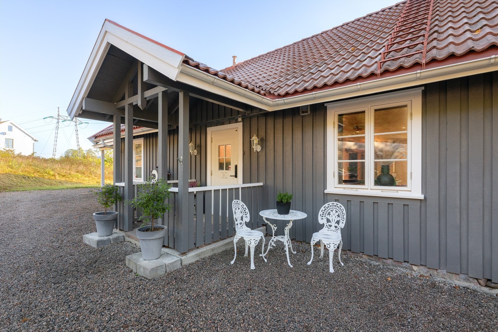 Fra entré kommer du ut til overbygget og hyggelig inngangsparti. Galleribilde