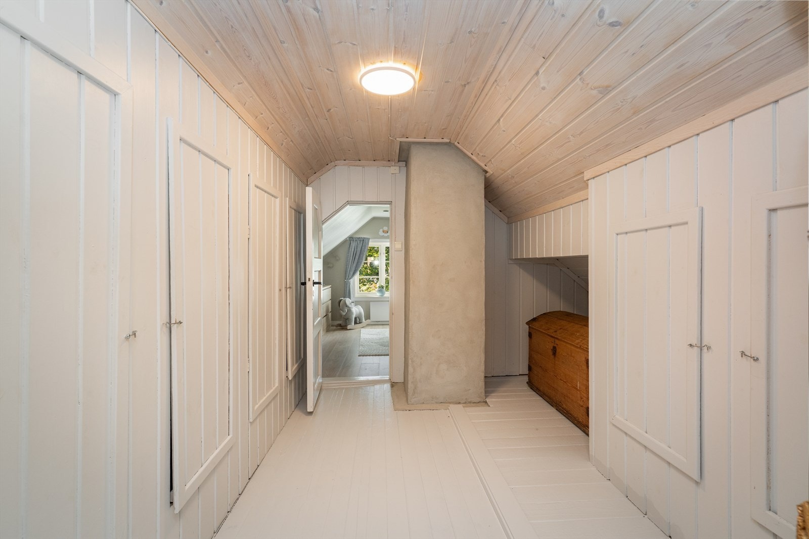 Godt med lagringsplass i gang i 2. etasje med plassbygde skap i knevegg. Galleribilde