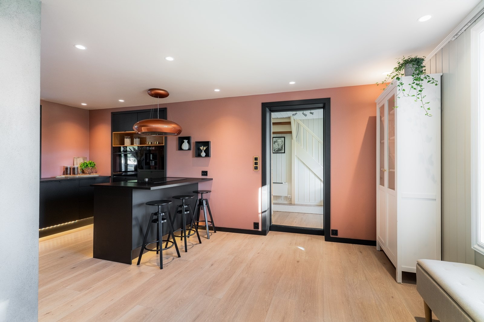 Hvitevarer er integrert og består av koketopp, stekeovn, kjøl-/ fryseskap, oppvaskmaskin og kaffemaskin. Galleribilde