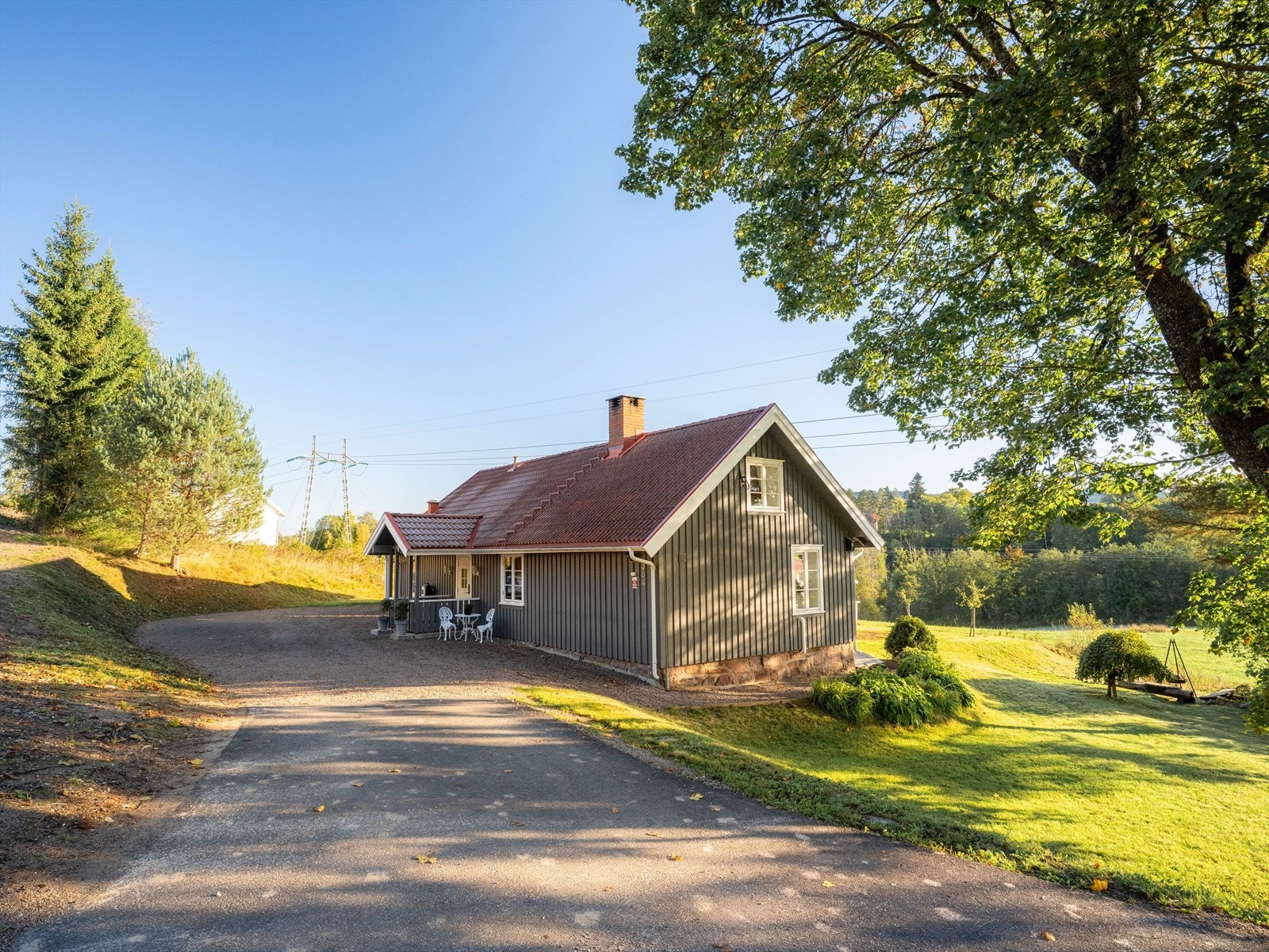 Velholdt og innbydende enebolig, beliggende i et landlig område med naturskjønne omgivelser. Galleribilde