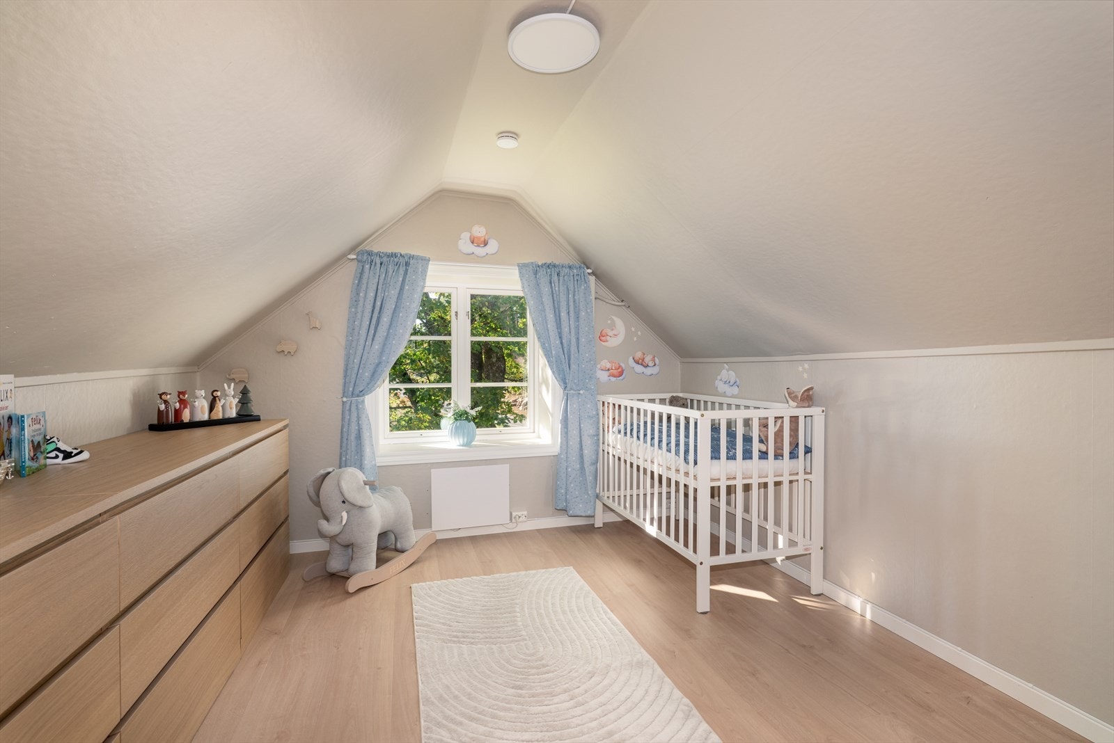 Soverom i 2. etasje. Soverommene har god størrelse og fin plass til seng og garderobeløsning. Galleribilde