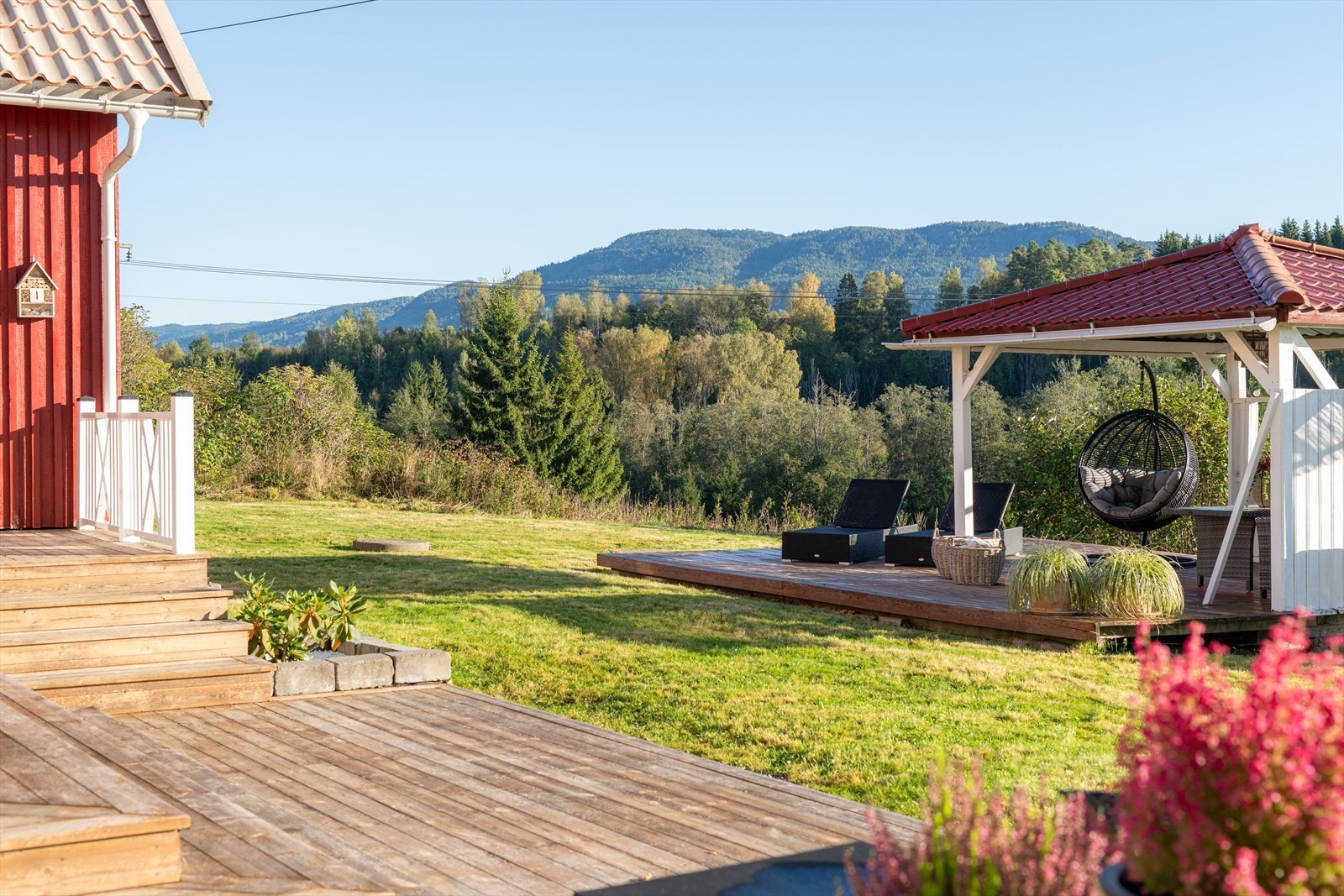 Boligen ligger solrikt til med skogen og naturen i umiddelbar nærhet. Galleribilde