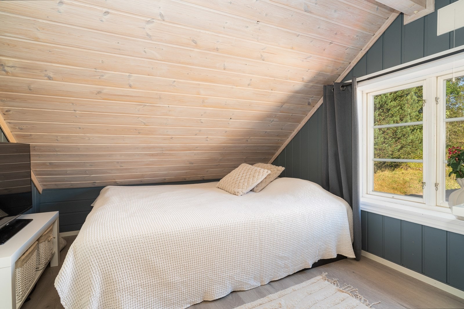 Soverom 2. etasje med overflater som består av laminat på gulv, panel og malte flater på vegg samt panel og malt himling. Galleribilde