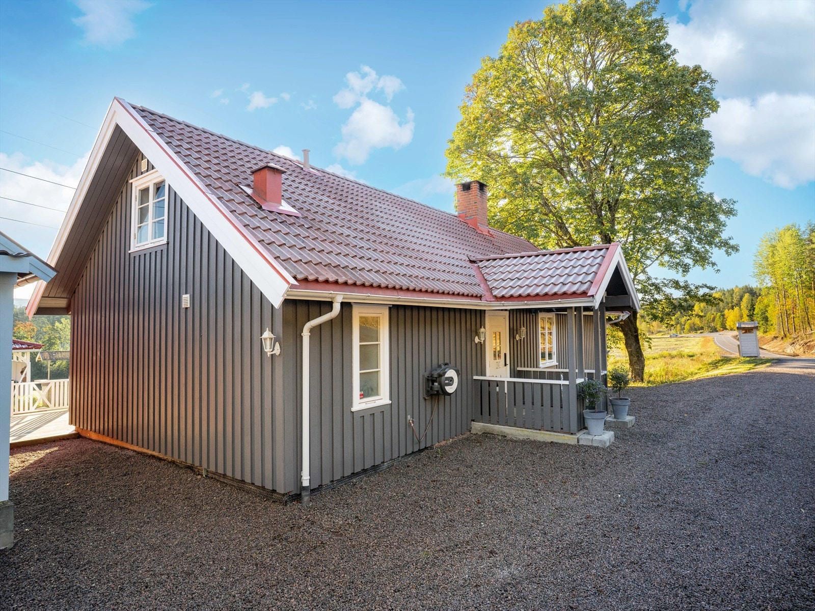 I gårdsplassen er det skiftet ut masse og lagt drenering i 2015. Galleribilde