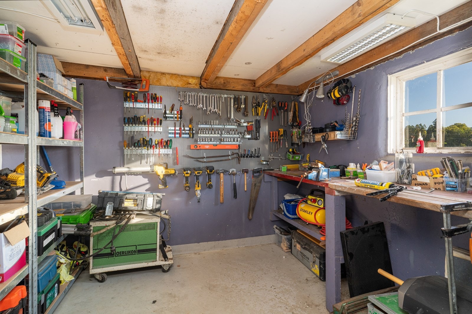 Verksted/ bod i garasje/ uthus. Galleribilde