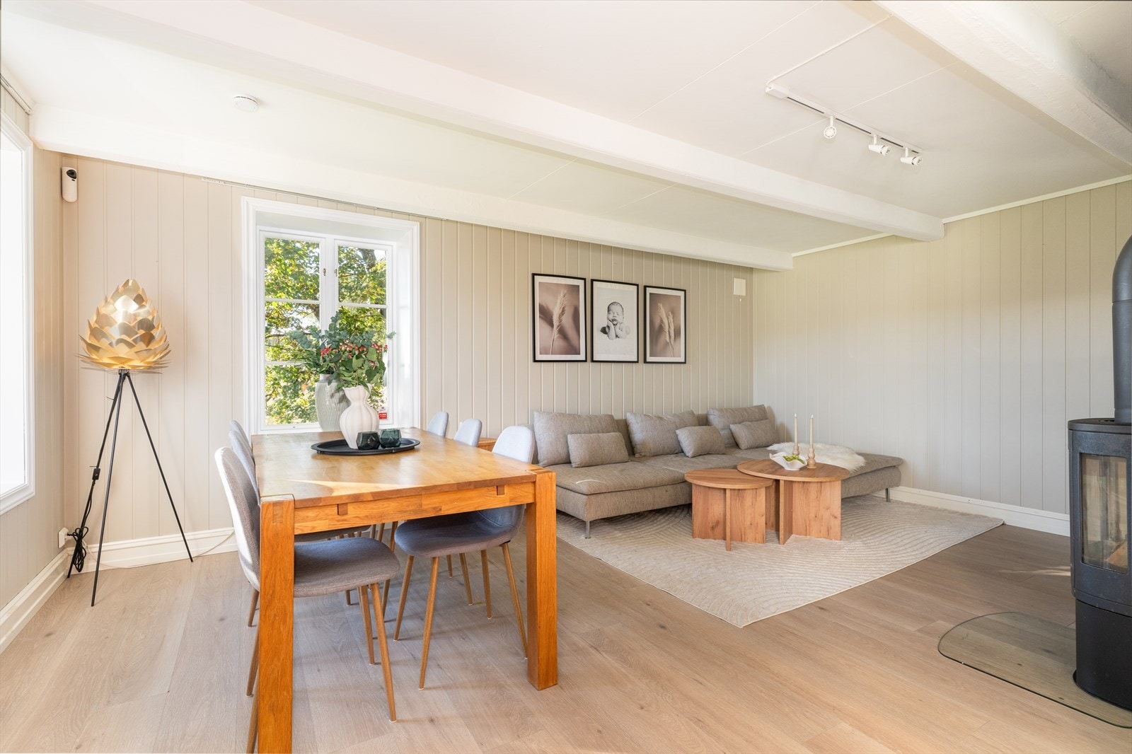 Stuen er lys og romslig med god plass til både sofagruppe og spisestue. Galleribilde