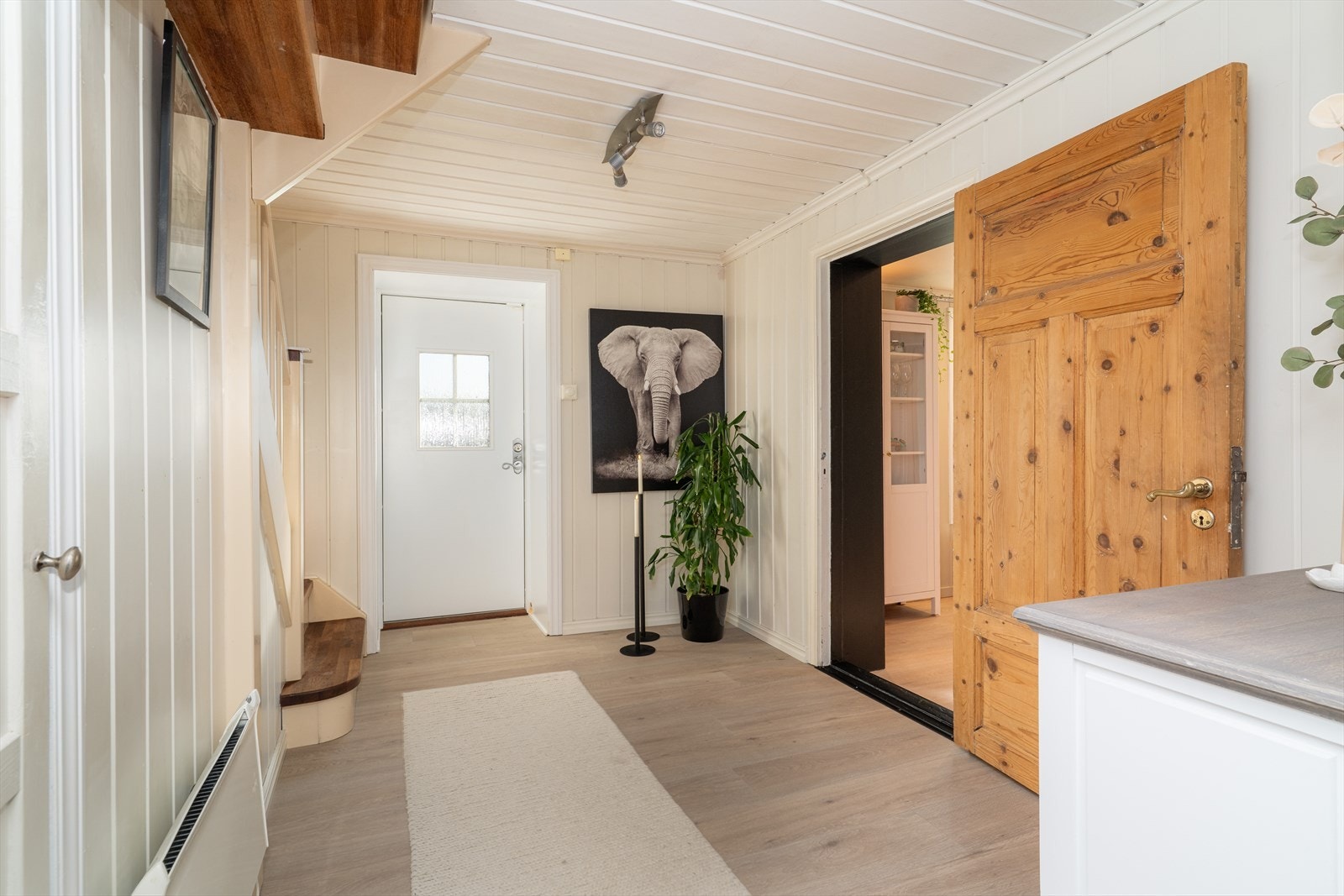 Fra entré er det videre tilkomst til gang med utgang til terrasse og hage. Galleribilde