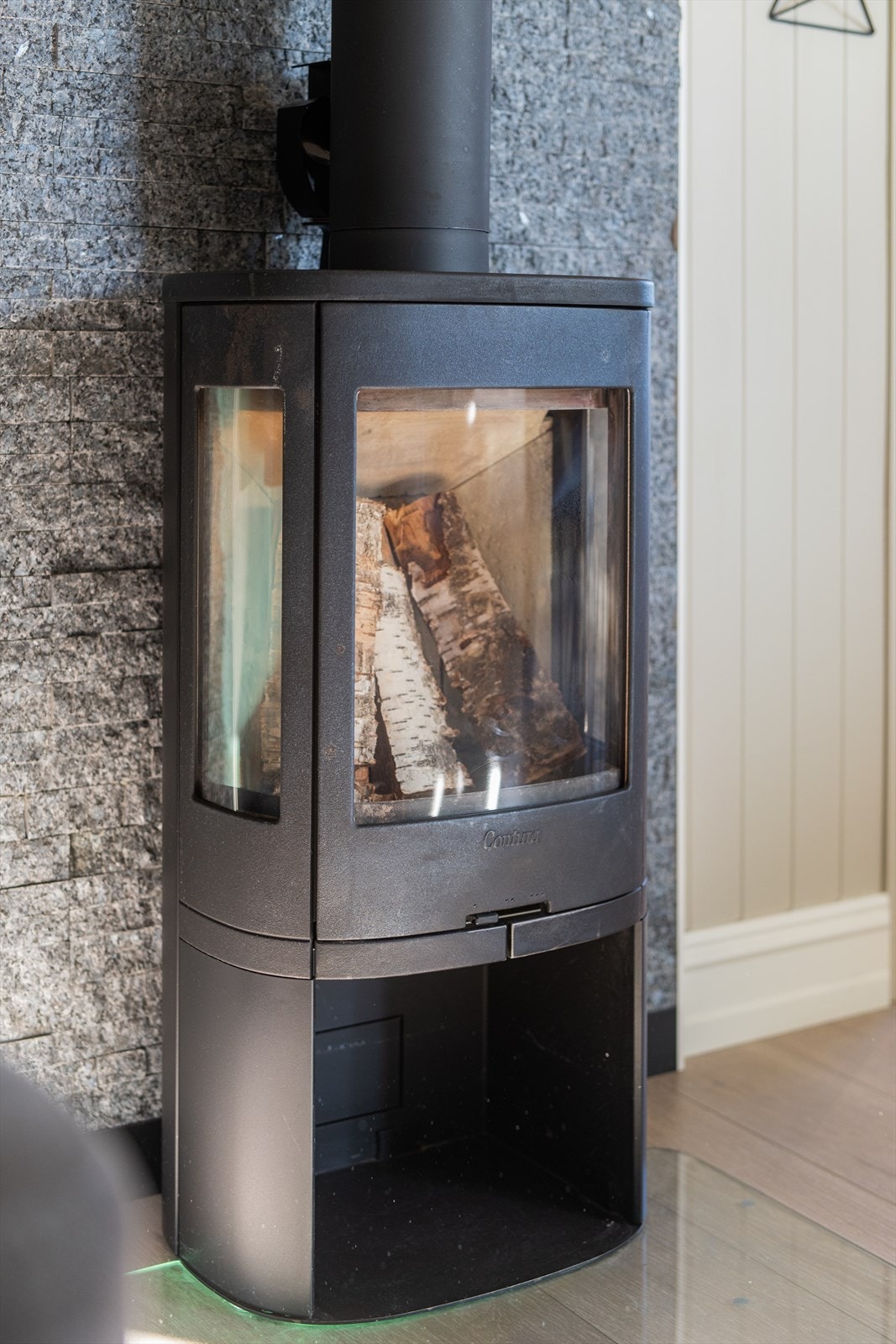 I stuen står det peisovn fra 2015 som gir lun og god varme på kalde dager. Peisovnen har glass i dør som gir et fint innsyn til flammene. Galleribilde