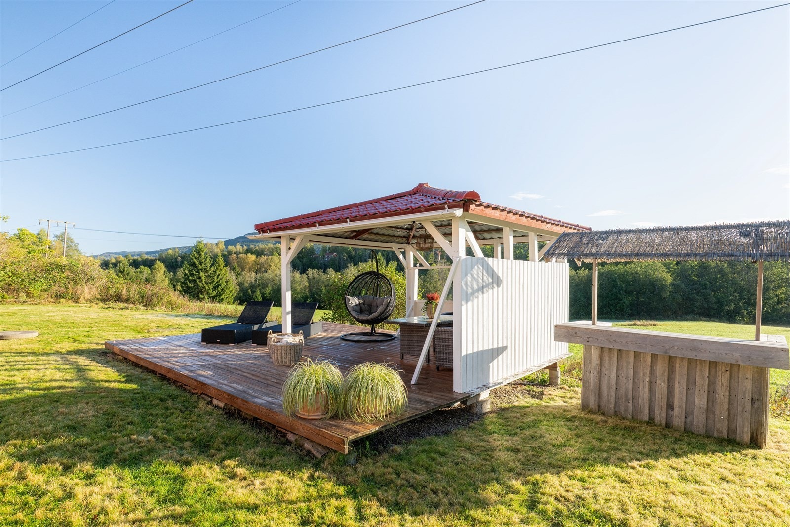 Terrasse med pergola som gir en lun og god uteplass. Galleribilde