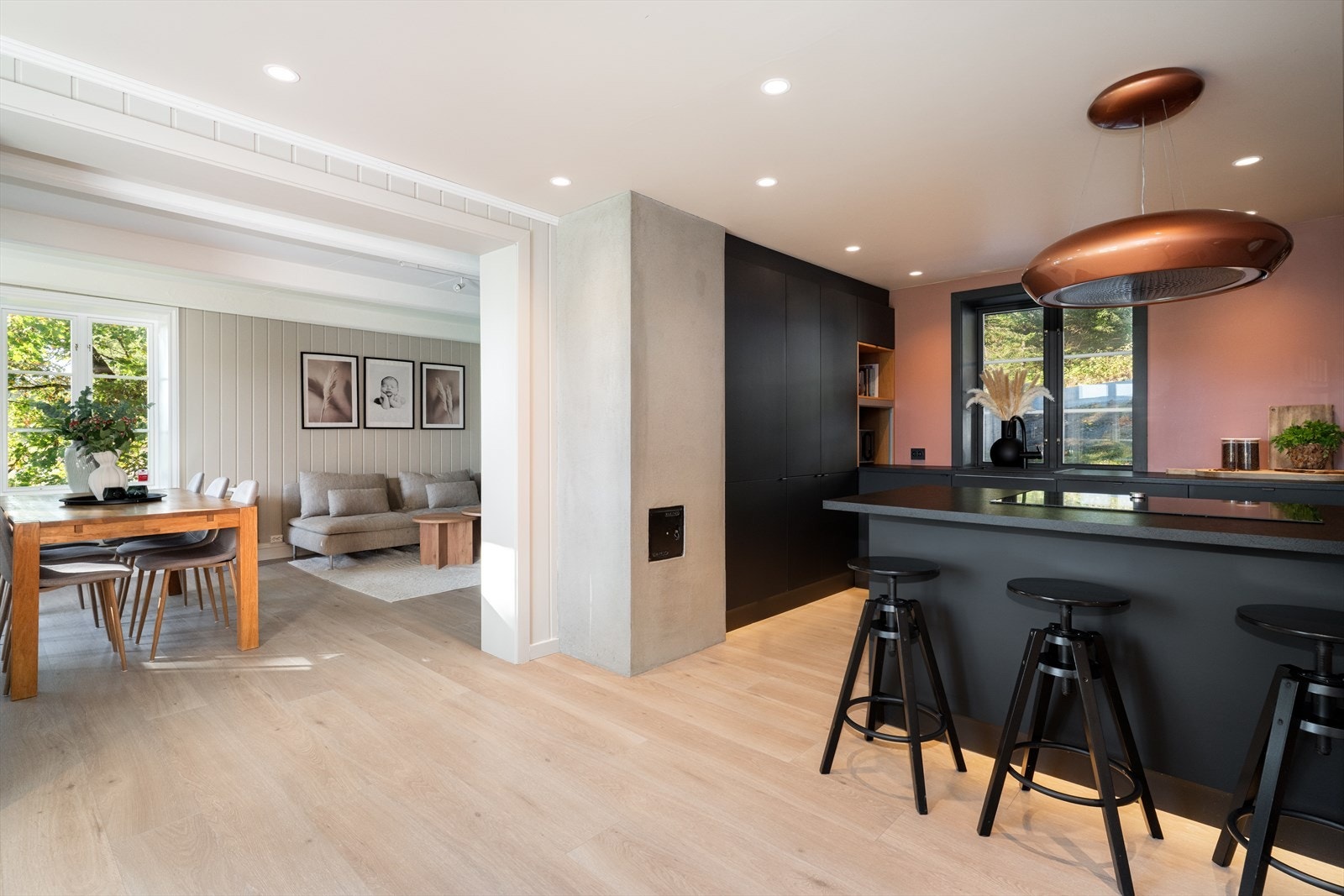 Kjøkken ligger i delvis åpen løsning med spisestue som gir en luftig og god romfølelse. Galleribilde