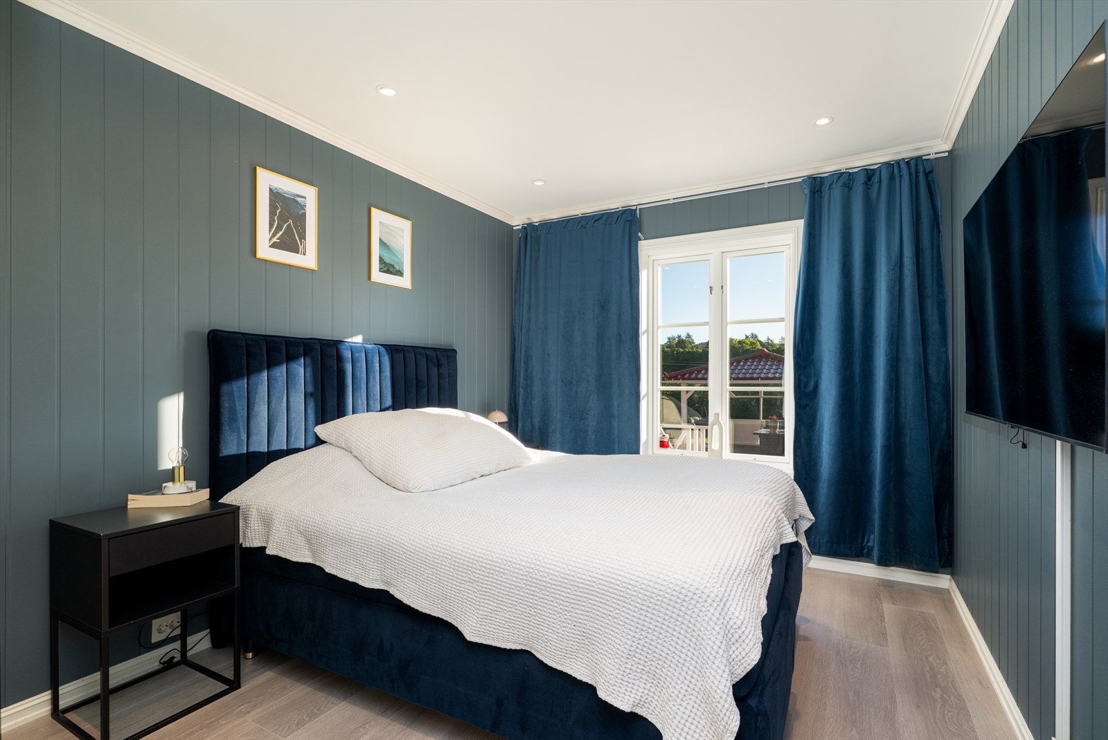 Soverom i 1. etasje med hyggelig utsikt mot hage og naturen i bakgrunn. Galleribilde