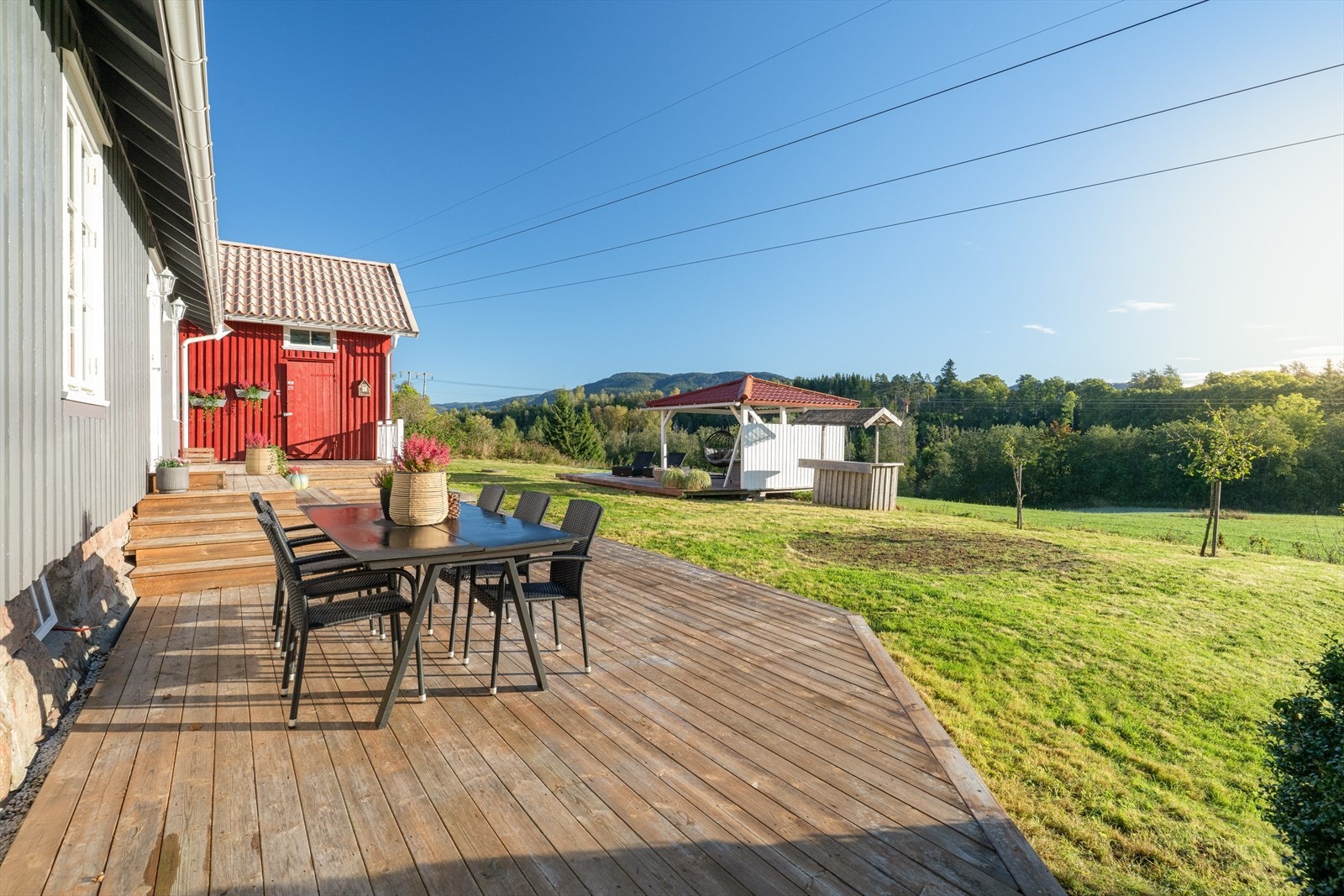 Det er lagt ny veranda i 2018, med god plass til utemøblement. Galleribilde