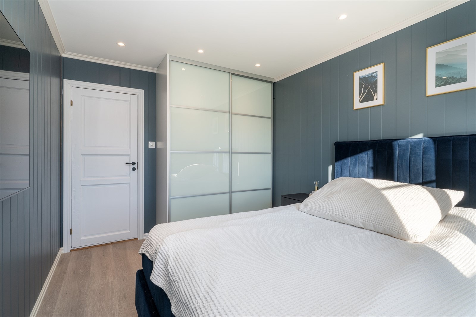 Det er tre soverom i boligen, hvor ett soverom ligger i 1. etasje og to soverom ligger i 2. etasje. Galleribilde