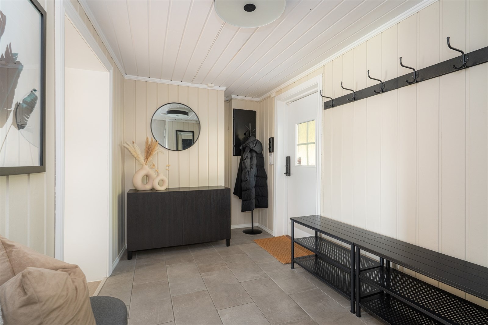 Lys og hyggelig entré med god plass til oppbevaring av sko- og yttertøy. Galleribilde