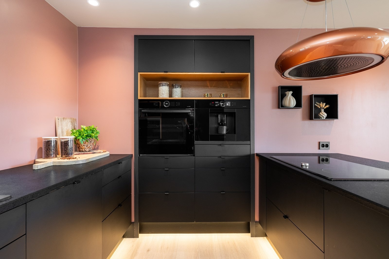 Moderne og pent kjøkken som er pusset opp i 2019, med mørk og tidløs innredning. Galleribilde